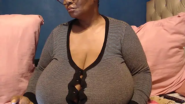 Snapshot of CUTEFIRMMELONSS chatting on October 18, 3:20 am CUTEFIRMMELONSS online show from October 18, 3:20 am