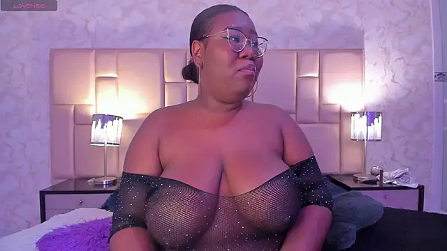 Snapshot of Darnellqueen chatting on December 9, 8:33 am Darnellqueen online show from December 9, 8:33 am