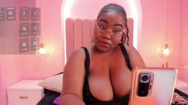 Snapshot of Darnellqueen chatting on February 3, 4:32 am Darnellqueen online show from February 3, 4:32 am