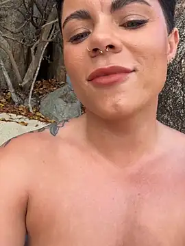 Snapshot of LukeLouHarvey chatting on February 18, 1:43 am LukeLouHarvey online show from February 18, 1:43 am