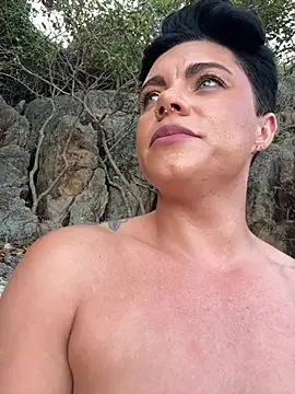 Snapshot of LukeLouHarvey chatting on February 19, 1:40 am LukeLouHarvey online show from February 19, 1:40 am