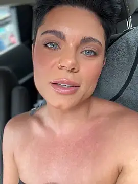 Snapshot of LukeLouHarvey chatting on October 3, 4:31 am LukeLouHarvey online show from October 3, 4:31 am