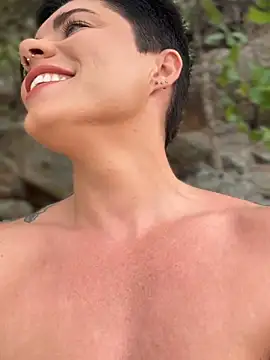 Snapshot of LukeLouHarvey chatting on October 8, 5:05 am LukeLouHarvey online show from October 8, 5:05 am