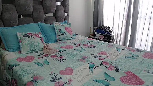 sara hott 1 online show from March 21, 6:33 pm