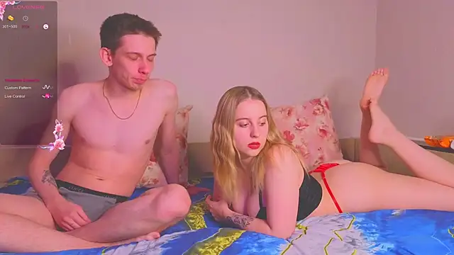 Snapshot of cuple_off chatting on December 4, 11:30 am cuple off online show from December 4, 11:30 am