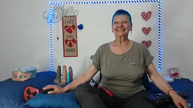 loquitaqueen011 online show from March 8, 8:57 pm