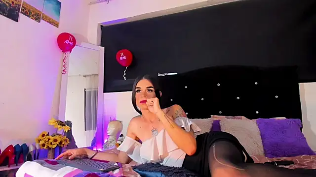 Snapshot of lesly_xx chatting on February 20, 9:33 am lesly xx online show from February 20, 9:33 am