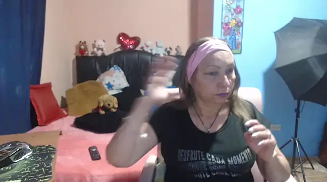 Snapshot of milfeddy_ chatting on February 13, 9:06 pm milfeddy online show from February 13, 9:06 pm