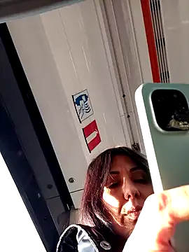 Snapshot of LeticiaWoods chatting on December 11, 10:03 am LeticiaWoods online show from December 11, 10:03 am