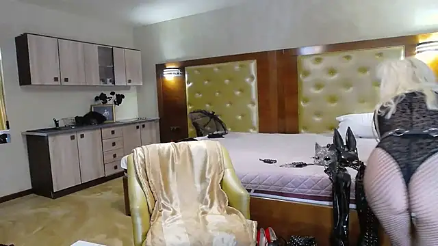 Snapshot of DomCaprisse chatting on November 8, 10:59 am DomCaprisse online show from November 8, 10:59 am