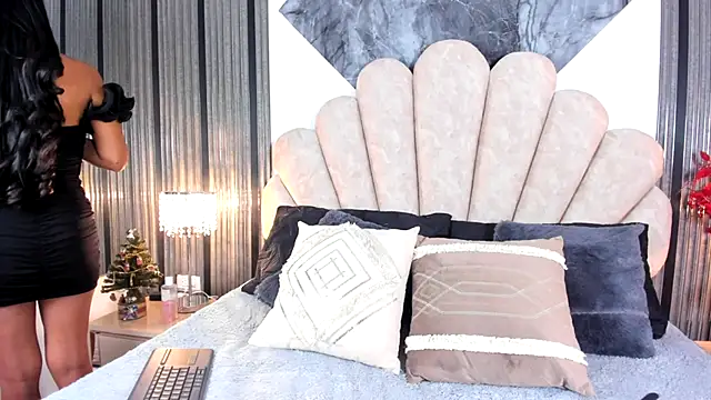 Naughty  Mom online show from December 16, 12:10 pm