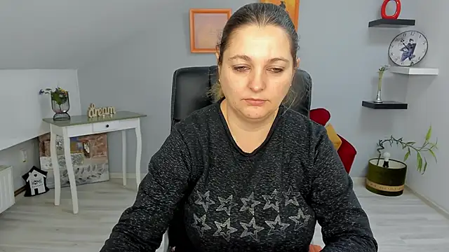 LollaGirl online show from January 17, 4:17 am