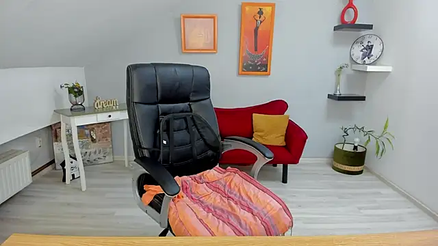 LollaGirl online show from January 31, 4:25 am