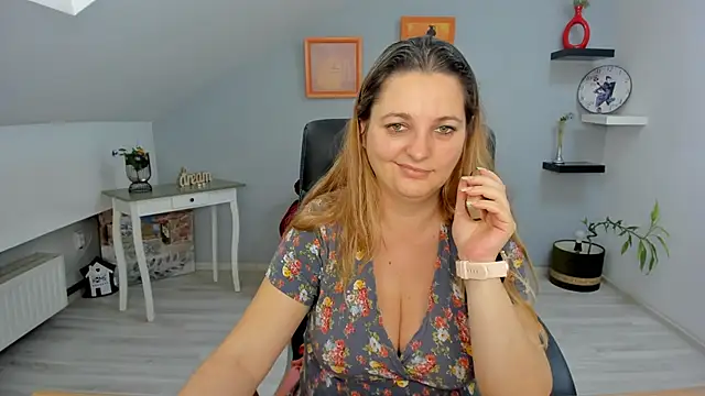 LollaGirl online show from February 7, 10:19 am