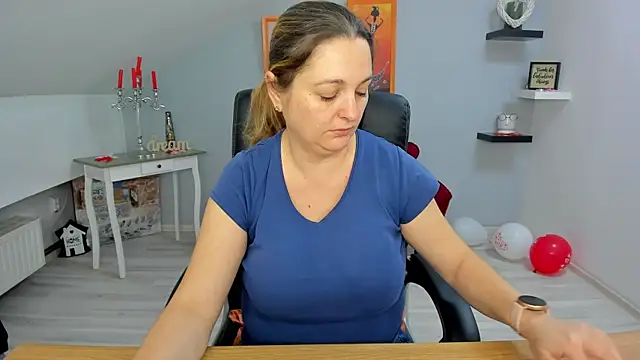 LollaGirl online show from February 24, 4:16 am