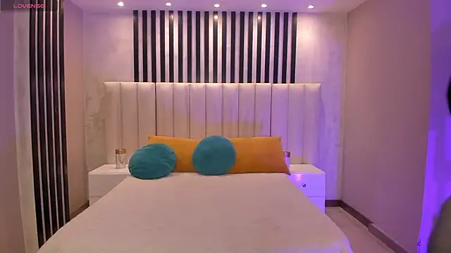 EveBensonX online show from April 10, 6:56 pm