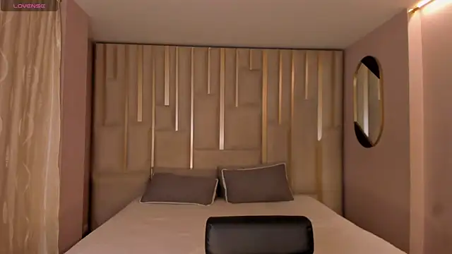 EveBensonX online show from April 18, 7:51 pm