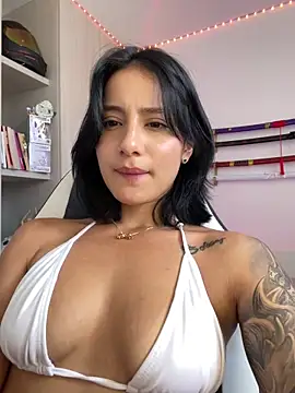 Snapshot of Ale_Lewis chatting on February 23, 5:18 pm Ale Lewis online show from February 23, 5:18 pm