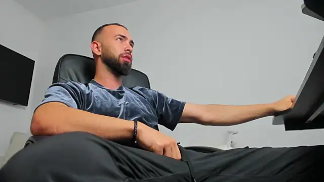 MichaelMasterss online show from December 12, 8:47 am