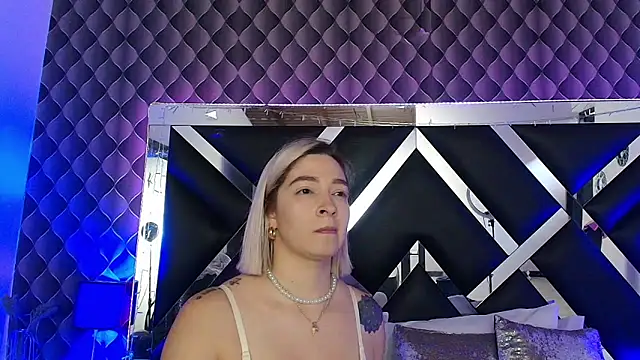 victoriaa lee  online show from May 22, 7:30 pm