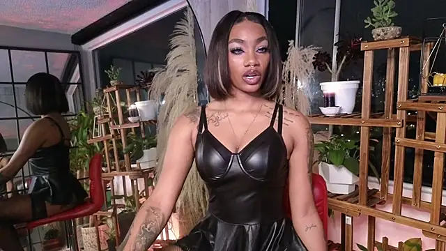 Snapshot of emely_brandon chatting on December 6, 1:07 am emely brandon online show from December 6, 1:07 am