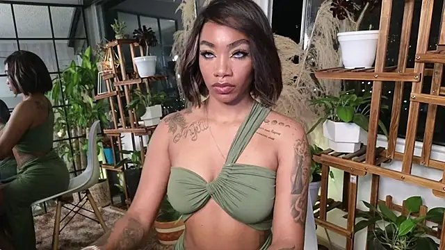 Snapshot of emely_brandon chatting on December 13, 1:15 am emely brandon online show from December 13, 1:15 am