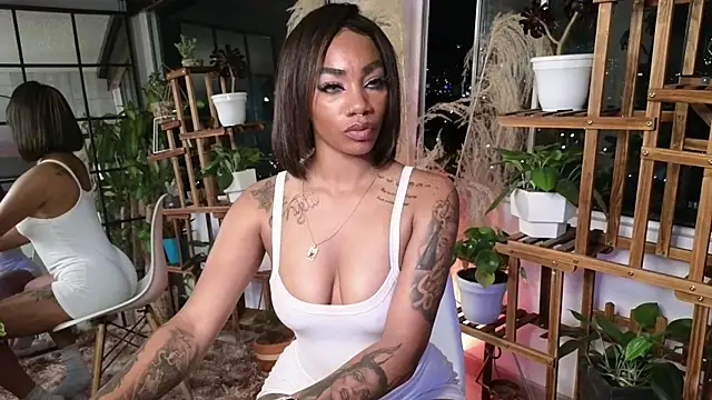 Snapshot of emely_brandon chatting on December 14, 4:12 am emely brandon online show from December 14, 4:12 am