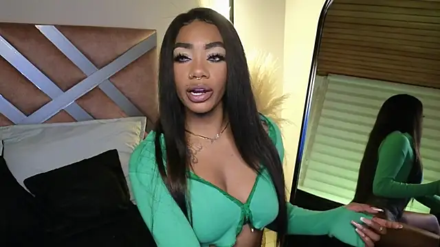 Snapshot of emely_brandon chatting on January 25, 12:27 am emely brandon online show from January 25, 12:27 am