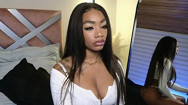 Snapshot of emely_brandon chatting on January 26, 1:20 am emely brandon online show from January 26, 1:20 am