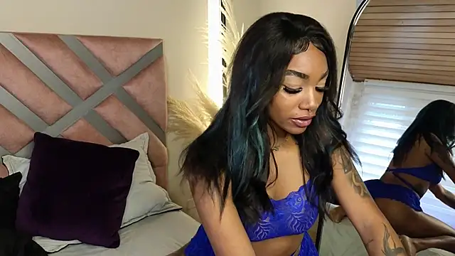 Snapshot of emely_brandon chatting on March 5, 8:10 pm emely brandon online show from March 5, 8:10 pm