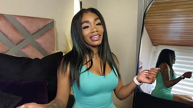 Snapshot of emely_brandon chatting on March 17, 7:15 pm emely brandon online show from March 17, 7:15 pm