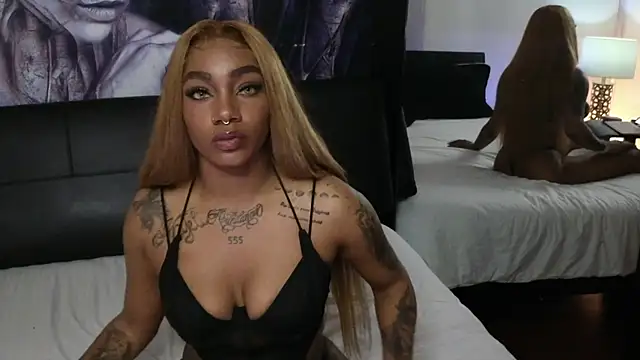 Snapshot of emely_brandon chatting on November 20, 4:45 am emely brandon online show from November 20, 4:45 am