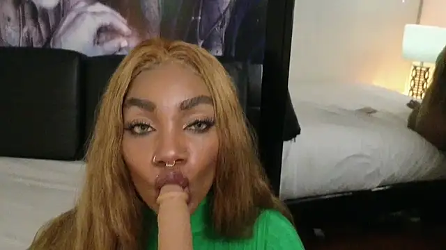 Snapshot of emely_brandon chatting on November 28, 4:37 am emely brandon online show from November 28, 4:37 am