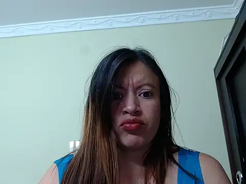 Snapshot of emilysamantha_8 chatting on November 21, 8:07 pm emilysamantha 8 online show from November 21, 8:07 pm