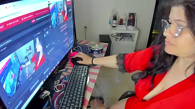 Snapshot of BellaFlaming chatting on January 7, 10:54 am BellaFlaming online show from January 7, 10:54 am