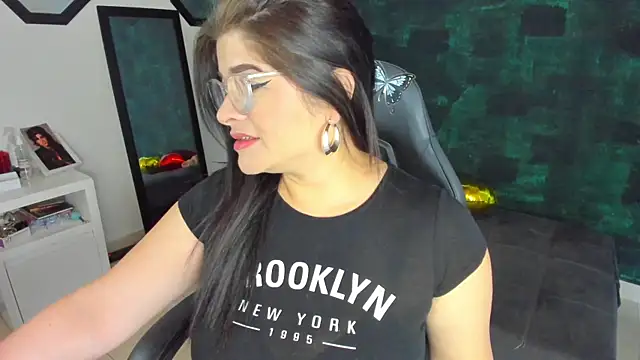 Snapshot of BellaFlaming chatting on January 13, 11:19 am BellaFlaming online show from January 13, 11:19 am