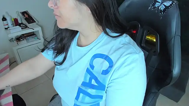 Snapshot of BellaFlaming chatting on January 16, 10:32 am BellaFlaming online show from January 16, 10:32 am