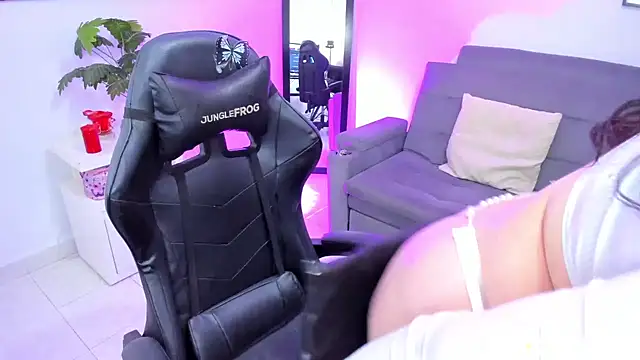 Snapshot of BellaFlaming chatting on February 8, 3:42 pm BellaFlaming online show from February 8, 3:42 pm