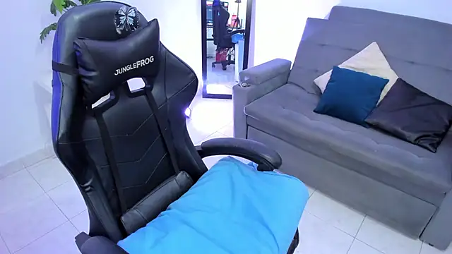 Snapshot of BellaFlaming chatting on February 11, 1:51 pm BellaFlaming online show from February 11, 1:51 pm