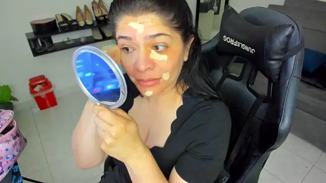 Snapshot of BellaFlaming chatting on November 17, 12:22 pm BellaFlaming online show from November 17, 12:22 pm