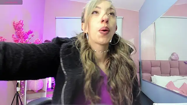 mia thompsonn  online show from December 3, 1:53 pm