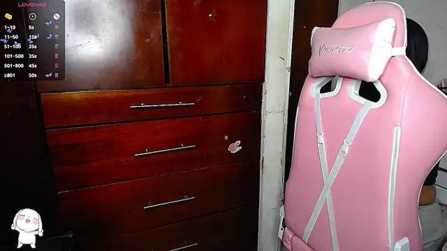 eva six online show from December 9, 8:44 pm