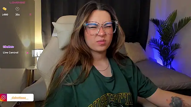 Snapshot of dakottaa_ chatting on November 28, 11:40 pm dakottaa online show from November 28, 11:40 pm