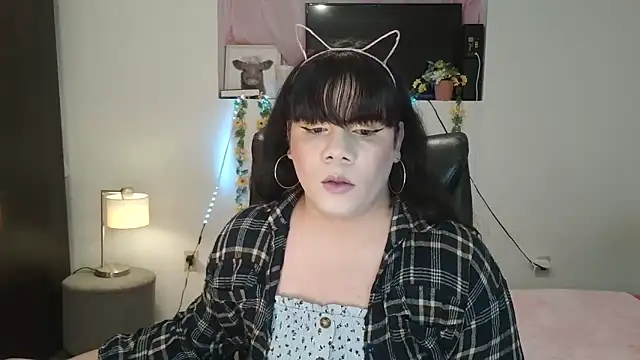 Snapshot of Violetacam_05 chatting on January 24, 3:00 am Violetacam 05 online show from January 24, 3:00 am