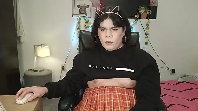 Snapshot of Violetacam_05 chatting on February 2, 10:35 am Violetacam 05 online show from February 2, 10:35 am