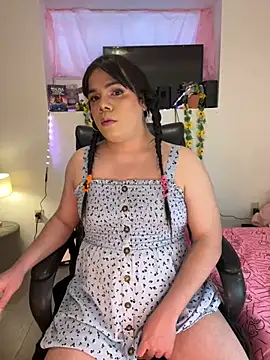 Snapshot of Violetacam_05 chatting on March 2, 3:27 pm Violetacam 05 online show from March 2, 3:27 pm