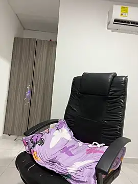 Snapshot of Violetacam_05 chatting on September 18, 5:20 am Violetacam 05 online show from September 18, 5:20 am