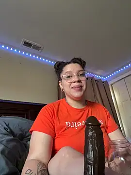 QueenNuttCollector online show from October 28, 2:09 pm