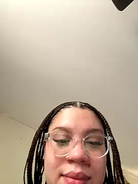 QueenNuttCollector online show from November 18, 5:28 pm