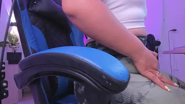 izaro22 online show from November 18, 1:04 pm